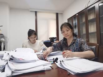 说明: F:\待办事宜(办公电脑)\各类宣传、新闻稿件\2022-6-21三条新闻稿\我馆周静、李满艳老师借调省委协助档案整理2.jpg